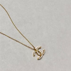 Chanel pendant. Excellent quality. Gold plated Very elegant, unique ❤️